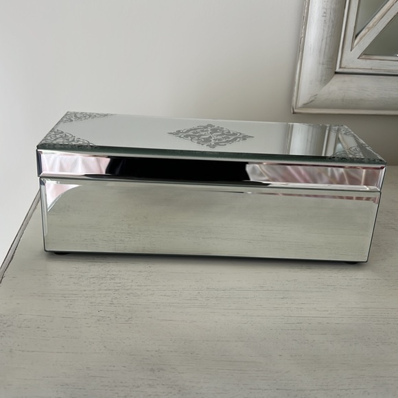 Lovely beveled glass mirror jewelry box sparkling inlay design on top - Picture 4 of 8